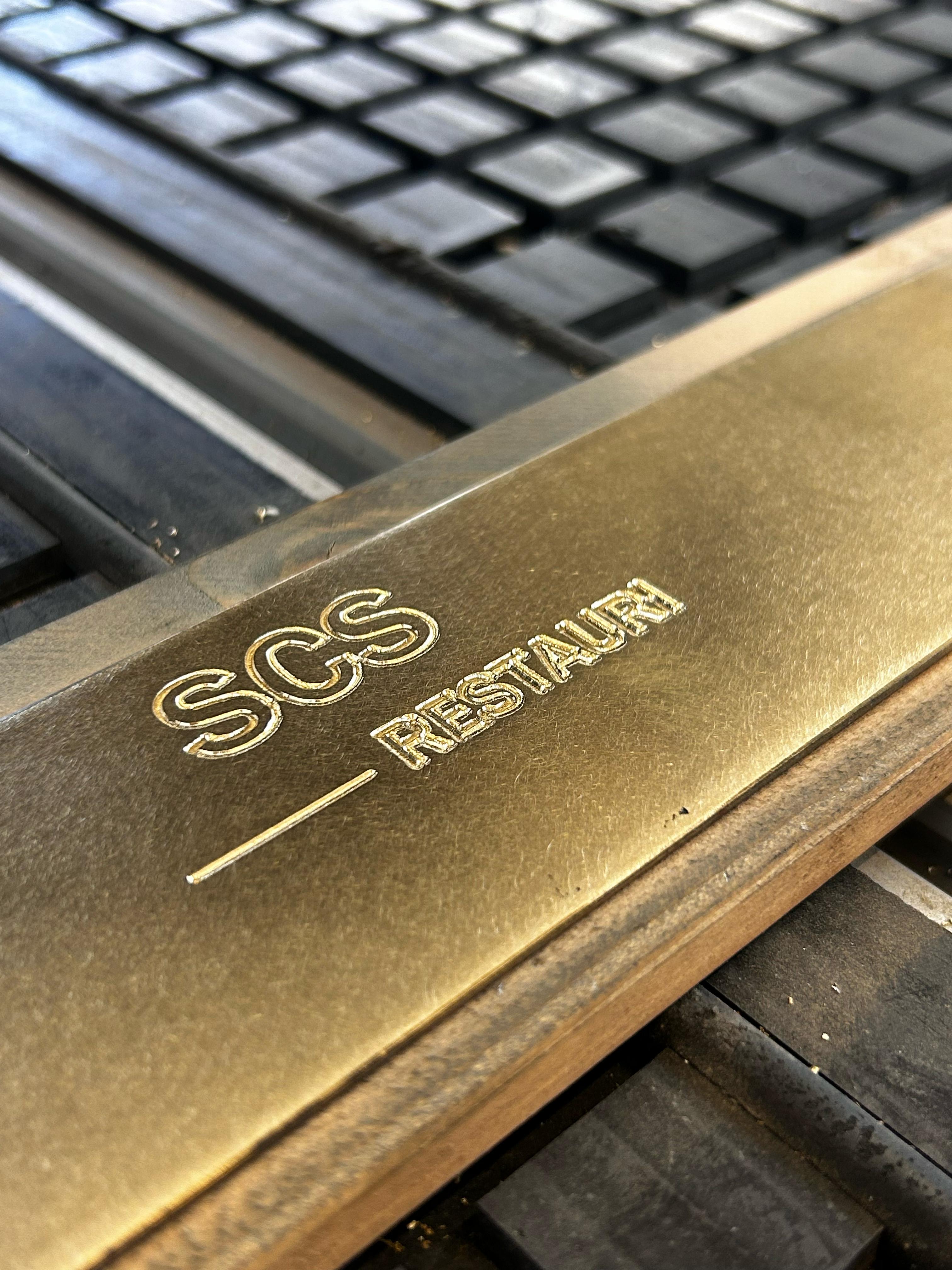 Incisione su targa di ottone